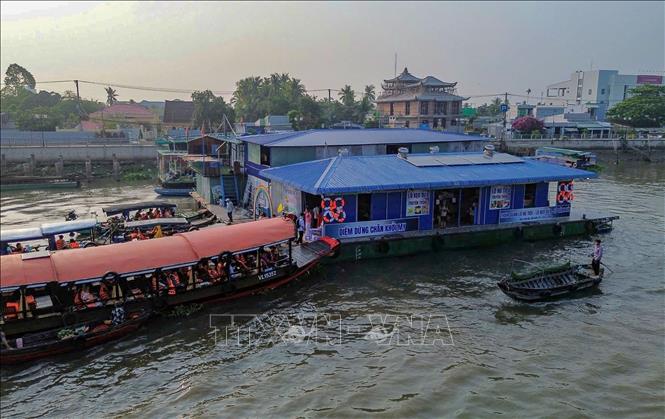 Tàu chở khách du lịch ghé bè đặc sản Khởi My ngày 26/3/2025, dù nhà bè này vẫn đang trong thời gian bị đình chỉ hoạt động. Ảnh: TTXVN phát