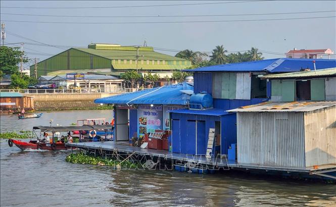 Phần cầu dẫn bên hông nhà bè được chủ cơ sở gia cố lại sau sự cố. Ảnh: TTXVN phát