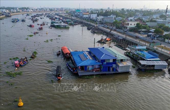 Nhà bè Khởi My (mái tôn màu xanh) vẫn hoạt động đón khách tham quan dù đang trong thời gian bị đình chỉ hoạt động. Ảnh: TTXVN phát