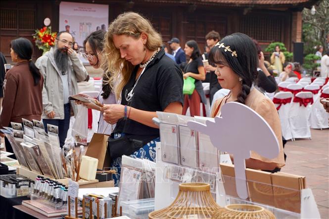 The exhibition attracts international visitors. VNA Photo