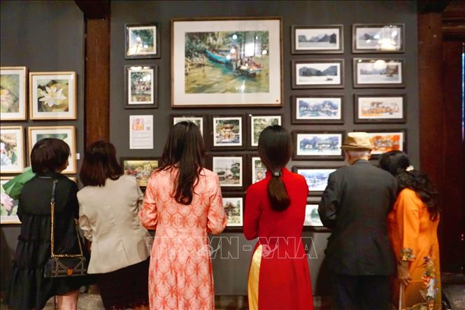 Visitors to the exhibition. VNA Photo