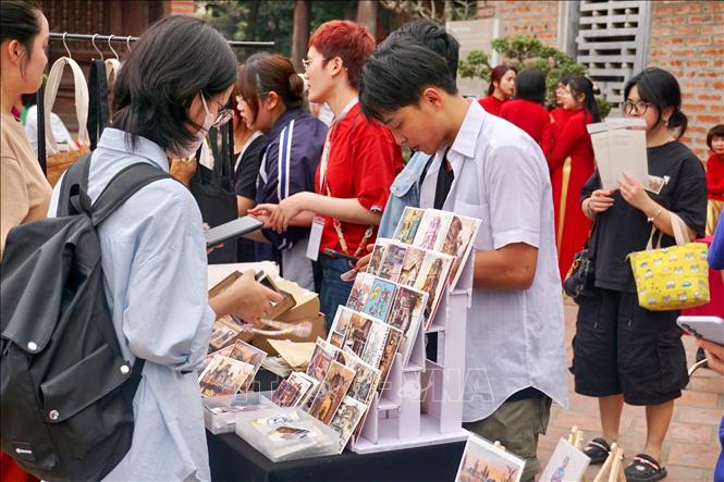 Visitors to the exhibition. VNA Photo