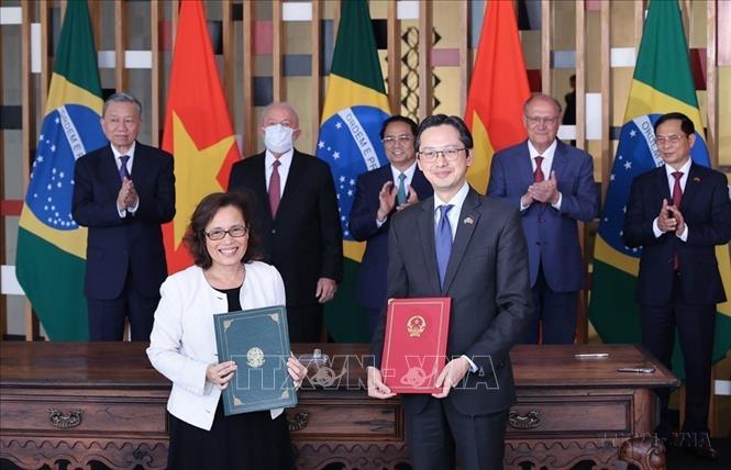 Thủ tướng Phạm Minh Chính và Tổng thống Brazil Lula da Silva chứng kiến Lễ trao văn kiện hợp tác giữa Việt Nam và Brazil (Brasilia, 25/9/2023). Ảnh: Dương Giang-TTXVN