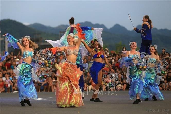 Các vũ công Brazil xinh đẹp tham gia trình diễn tại Lễ hội Carnival Hòa Bình năm 2022, ngày 31/7/2022. Ảnh: Trọng Đạt – TTXVN
