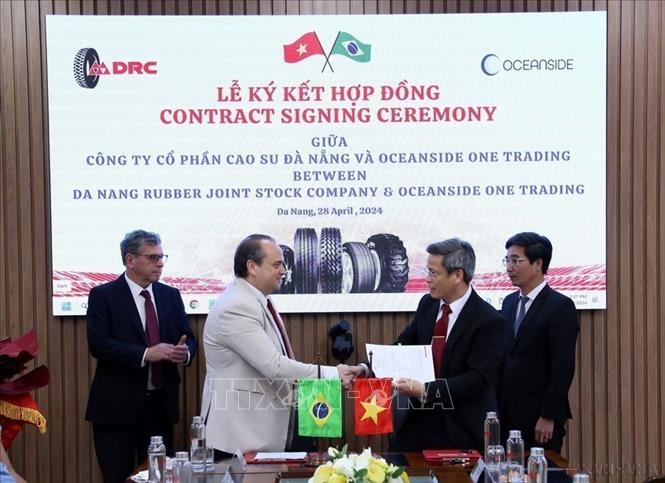 Lễ ký kết hợp đồng cam kết đẩy mạnh việc tiêu thụ sản phẩm lốp xe thương hiệu DRC giữa Công ty Cổ phần Cao su Đà Nẵng và Tập đoàn Oceanside One Trading (Brazil), ngày 28/4/2024. Ảnh: Trần Lê Lâm – TTXVN
