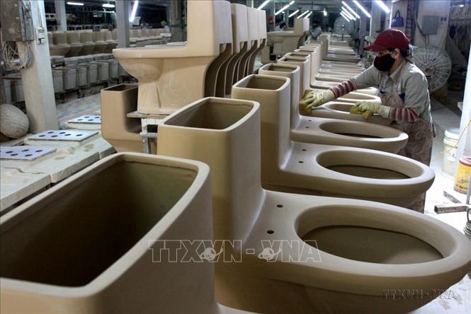 Các sản phẩm gốm sứ của Công ty CP gốm sứ Long Hầu, Khu công nghiệp Tiền Hải (tỉnh Thái Bình) cung cấp cho thị trường trong nước và xuất khẩu sang các thị trường Brazil, Hàn Quốc, Myanma, Italy. Ảnh: Thế Duyệt – TTXVN