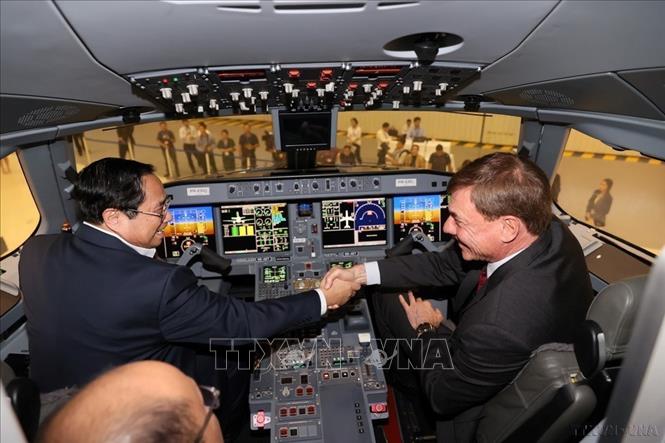 Chủ tịch kiêm Tổng Giám đốc Tập đoàn Embraer Francisco Gomes Neto (phải) cùng Thủ tướng Phạm Minh Chính thăm khu trưng bày các dòng máy bay và cơ sở hạ tầng sản xuất hiện đại của Embraer (Brazil, 2023). Ảnh: Dương Giang-TTXVN