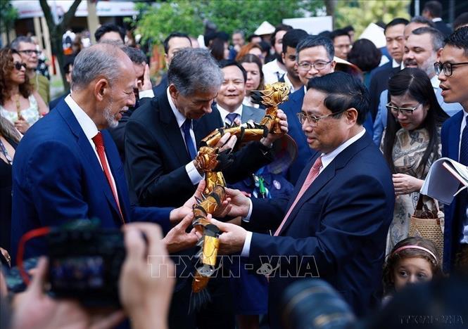 Thủ tướng Phạm Minh Chính tặng con rối nước cho các đại biểu trong sự kiện 