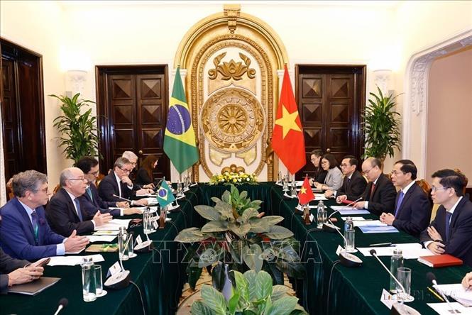 Bộ trưởng Ngoại giao Bùi Thanh Sơn hội đàm với Bộ trưởng Ngoại giao Brasil Mauro Vieira (Hà Nội, 10/4/2024). Ảnh: Doãn Tấn – TTXVN