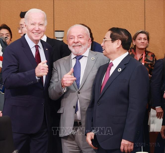 Thủ tướng Phạm Minh Chính, Tổng thống Hoa Kỳ Joe Biden và Tổng thống Brazil Luiz Inácio Lula da Silva dự phiên thảo luận “Hướng đến một thế giới hòa bình, ổn định và thịnh vượng” tại Hội nghị Thượng đỉnh Nhóm các nước công nghiệp phát triển (G7) mở rộng, tổ chức tại Hiroshima (Nhật Bản, 21/5/2023). Ảnh: Dương Giang - TTXVN