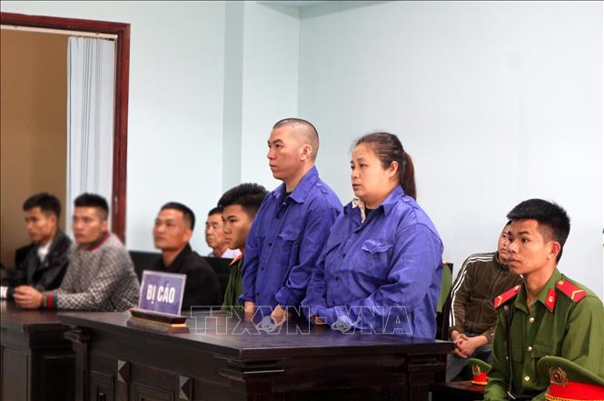 Bị cáo Phạm Thị Tuyết Chinh (sinh năm 1988, trú thị trấn Giao Thủy, huyện Giao Thủy, tỉnh Nam Định) và Vi Văn Nhập (sinh năm 1983, trú xã Châu Bính, huyện Quỳ Châu, tỉnh Nghệ An) tại phiên tòa. Ảnh: Văn Tý-TTXVN