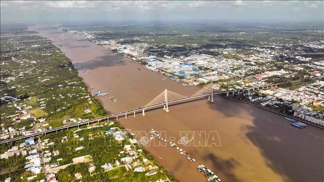Cầu Rạch Miễu 1 nối tỉnh Tiền Giang và tỉnh Bến Tre thuận lợi cho phát trển kinh tế - xã hội của địa phương và vùng đồng bằng sông Cửu Long. Ảnh: Vũ Sinh – TTXVN