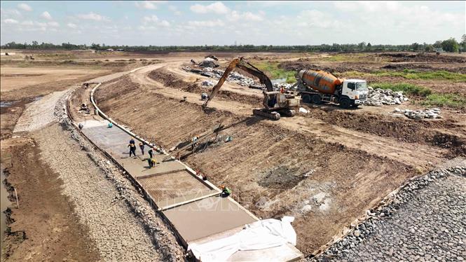 Dự án hồ chứa nước ngọt Lạc Địa, xã Phú Lễ, huyện Ba Tri, tỉnh Bến Tre đang được thi công, hiện nay đã hoàn thành khoảng 89% khối lượng. Ảnh: Vũ Sinh – TTXVN