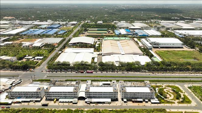 Khu Công nghiệp Giao Long, huyện Châu Thành, tỉnh Bến Tre có diện tích 164 ha, thu hút đầu tư lĩnh vực may mặc, chế biến thực phẩm ... , đến nay tỷ lệ lấp đầy đạt 100%. Ảnh: Vũ Sinh – TTXVN