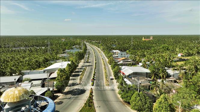 Tuyến đường tỉnh 885 từ thành phố Bến Tre đi huyện Ba Tri góp phần phát triển kinh tế vùng ven biển của tỉnh. Ảnh: Vũ Sinh - TTXVN
