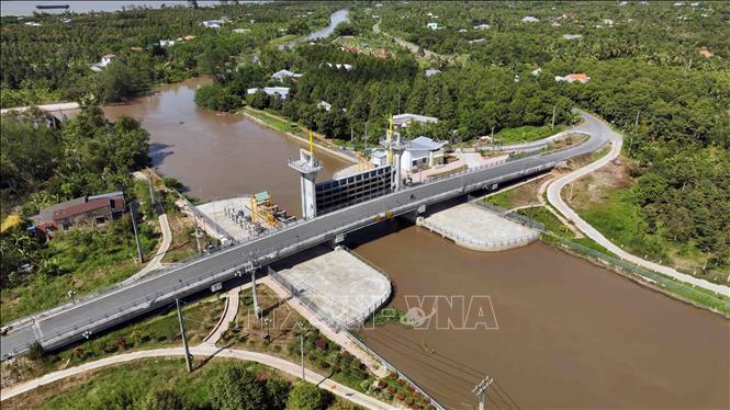 Cống Tân Phú, xã Tân Phú, huyện Châu Thành, tỉnh Bến Tre hoàn thành đưa vào sử dụng năm 2024, góp phần ngăn mặn, trữ ngọt vùng thượng nguồn sông Ba Lai, giúp bảo vệ vùng trồng cây ăn trái đặc sản của huyện Châu Thành trước nguy cơ ảnh hưởng của hạn, mặn. Ảnh: Vũ Sinh – TTXVN