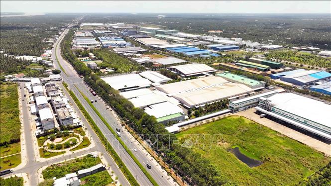 Hiện nay, Bến Tre đẩy mạnh thu hút đầu tư vào hoạt động trong các khu, cụm công nghiệp, trong đó ưu tiên phát triển các ngành, lĩnh vực theo định hướng phát triển tỉnh về hướng Đông, tạo động lực mới cho sự phát triển kinh tế - xã hội của tỉnh. Ảnh: Vũ Sinh – TTXVN