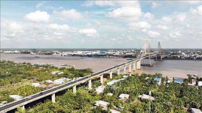 Bến Tre tập trung triển khai xây dựng các tuyến đường kết nối giao thông liên hoàn giữa Thành phố Hồ Chí Minh - Long An - Tiền Giang - Bến Tre - Trà Vinh - Sóc Trăng - Bạc Liêu để giúp cho giao thương được thuận lợi, thúc đẩy phát triển kinh tế, tạo đòn bẩy tăng trưởng cho Bến Tre và các tỉnh Đồng bằng sông Cửu Long. Ảnh: Vũ Sinh – TTXVN
