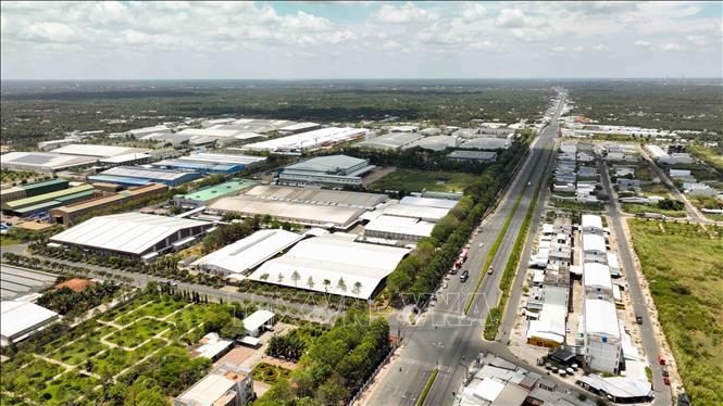 Khu Công nghiệp Giao Long, huyện Châu Thành, tỉnh Bến Tre có diện tích 164 ha, thu hút đầu tư lĩnh vực may mặc, chế biến thực phẩm ... , đến nay tỷ lệ lấp đầy đạt 100%. Ảnh: Vũ Sinh – TTXVN