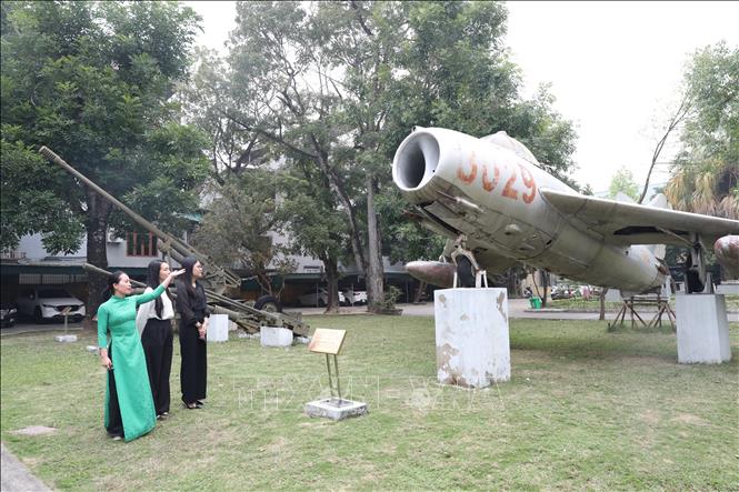 Máy bay MIG-17 số hiệu 3029 do Liên Xô chế tạo viện trợ cho Việt Nam (loại máy bay đầu tiên Không quân Việt Nam sử dụng đánh trả Không quân Mỹ bảo vệ cầu Hàm Rồng trong 2 ngày 3-4/4/1965). Ảnh: Khiếu Tư-TTXVN