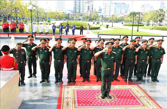 Đoàn công tác Bộ Tư lệnh Quân khu 7 mặc niệm các Anh hùng liệt sỹ tại Tượng đài Hữu nghị Campuchia-Việt Nam ở thủ đô Phnom Penh. Ảnh: Hoàng Minh - PV TTXVN tại Campuchia 