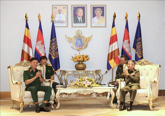 Trung tướng Nguyễn Trường Thắng (trái), Tư lệnh Quân khu 7 chúc Tết cổ truyền Choul Chnam Thmey năm 2025 Bộ Quốc phòng Campuchia. Ảnh: Huỳnh Thảo - PV TTXVN tại Campuchia 