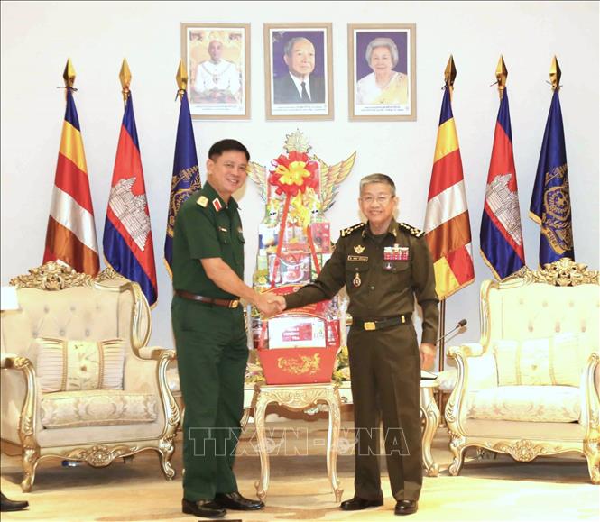 Trung tướng Nguyễn Trường Thắng (trái), Tư lệnh Quân khu 7 chúc Tết cổ truyền Choul Chnam Thmey năm 2025 Bộ Quốc phòng Campuchia. Ảnh: Huỳnh Thảo - PV TTXVN tại Campuchia 