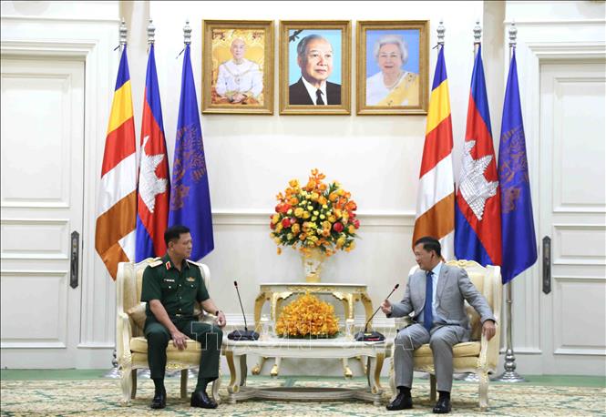 Thủ tướng Vương quốc Campuchia Samdech Thipadei Hun Manet (phải) tiếp Trung tướng Nguyễn Trường Thắng tại Cung Hòa Bình ở thủ đô Phnom Penh. Ảnh: Huỳnh Thảo - PV TTXVN tại Campuchia