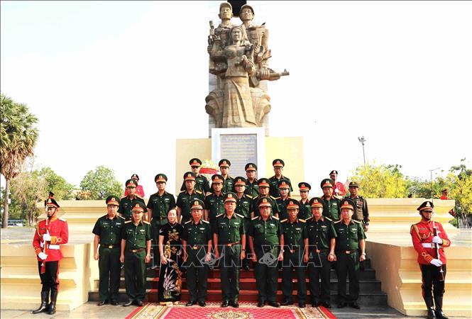 Đoàn đại biểu Quân khu 7 tại lễ dâng hoa, dâng hương tưởng niệm, tri ân các Anh hùng liệt sỹ tại Tượng đài Hữu nghị Campuchia-Việt Nam thủ đô Phnom Penh. Ảnh: Hoàng Minh - PV TTXVN tại Campuchia