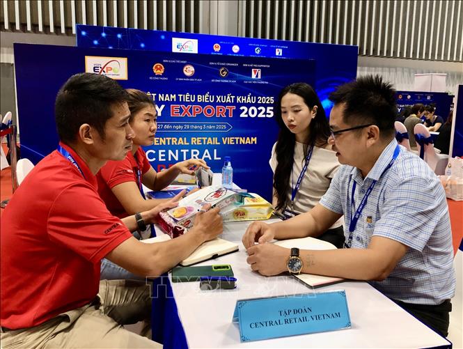Producers and retailers get connection via the fair. VNA Photo: Mỹ Phương