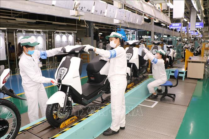 Dây chuyền sản xuất lắp ráp xe máy điện Honda ICON e:. Ảnh: Văn Xuyên-TTXVN