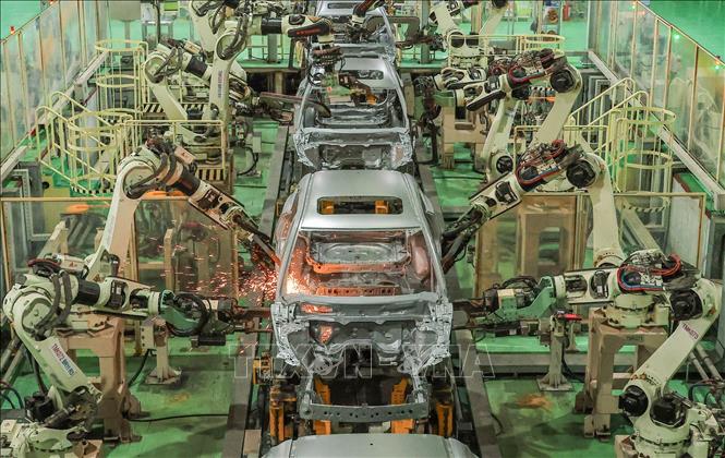 THACO đầu tư dây chuyền hàn tự động thân xe ô tô với hệ thống robot thế hệ mới nhất, xoay được tất cả các góc đáp ứng yêu cầu công nghệ hàn, cùng robot định vị thân xe giúp mối hàn cứng, vững, độ chính xác cao. Ảnh: Hoàng Hiếu - TTXVN