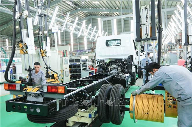 THACO đầu tư các trang thiết bị hiện đại, đáp ứng yêu cầu nâng cao năng suất và chất lượng sản phẩm ô tô. Ảnh: Hoàng Hiếu - TTXVN