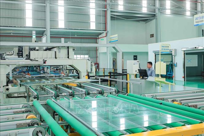 Dây chuyền máy cắt - mài - khoan hiện đại tại Nhà máy sản xuất kính ô tô cao cấp của THACO. Ảnh: Hoàng Hiếu - TTXVN