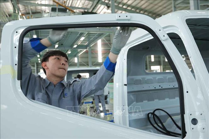 Công nhân lắp ráp ô tô tại Tổ hợp sản xuất lắp ráp ô tô THACO. Ảnh: Hoàng Hiếu - TTXVN