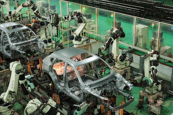 Dây chuyền hàn thân xe ô tô tự động với hệ thống robot thế hệ mới nhất, xoay được tất cả các góc đáp ứng yêu cầu công nghệ hàn, cùng robot định vị thân xe giúp mối hàn cứng, vững, độ chính xác cao. Ảnh: Hoàng Hiếu - TTXVN