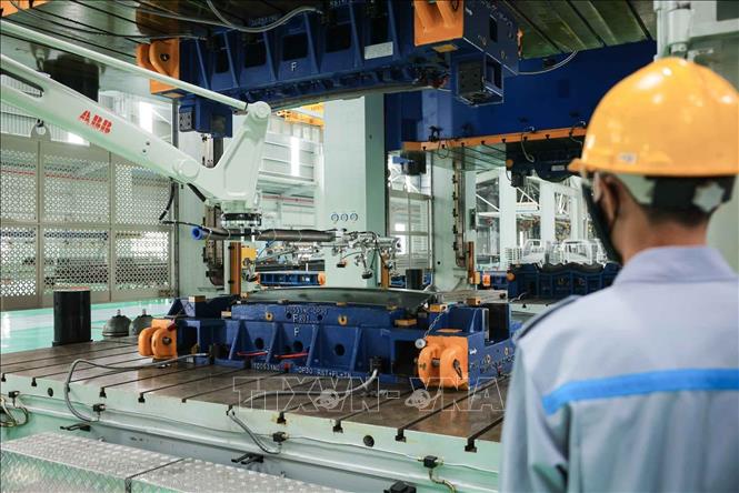 Dây chuyền dập liên hợp hiện đại, mới được đưa vào hoạt động tại Nhà máy sản xuất linh kiện khung thân vỏ ô tô THACO. Ảnh: Hoàng Hiếu - TTXVN