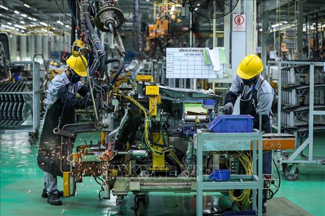 THACO đầu tư, áp dụng nhiều công nghệ, máy móc tiên tiến để nâng cao năng suất và chất lượng sản phẩm ô tô. Ảnh: Quốc Khánh - TTXVN