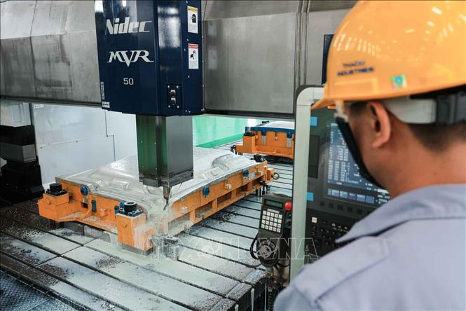 Tập đoàn THACO áp dụng các công nghệ tiên tiến, tự động hóa để tối ưu hóa quy trình sản xuất, giảm chi phí và tăng độ chính xác, độ bền của sản phẩm, đáp ứng các tiêu chuẩn quốc tế. Ảnh: Hoàng Hiếu - TTXVN