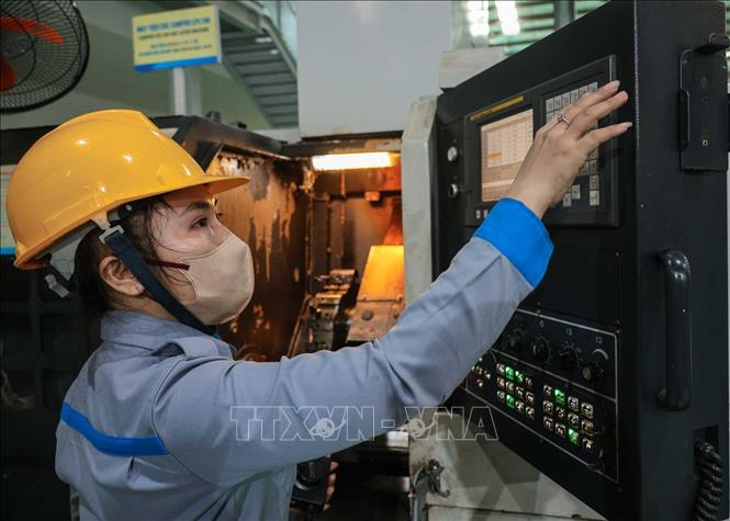 Công nhân THACO điều khiển máy CNC tại dây chuyền tiện, phay CNC. Ảnh: Hoàng Hiếu - TTXVN