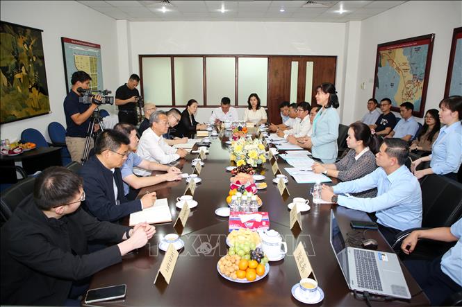 Nguyen Thi Xuan Huong, Chairwoman of Tay Ninh provincial Party Committee’s Commission for Information, Education and Mass Mobilisation, informs on the outcome of the working trip with the Chinese delegation. VNA Photo: Giang Phương