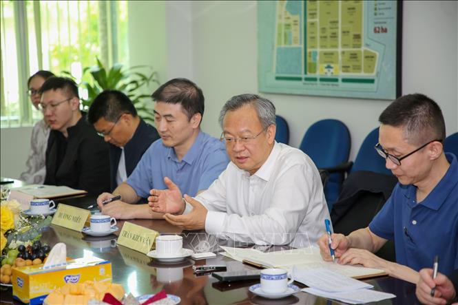 Editor-in-Chief of the People’s Daily of China Chen Jianwen speaks at the meeting. VNA Photo: Giang Phương