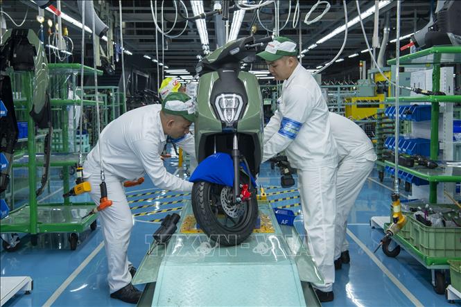 Each ICON e: electric scooter must undergo a rigorous inspection process according to Honda's global standards and Vietnamese law. VNA Photo: Văn Xuyên