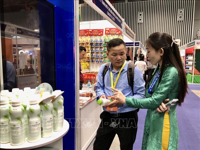 A producer introduces new products at the event. VNA Photo: Mỹ Phương 