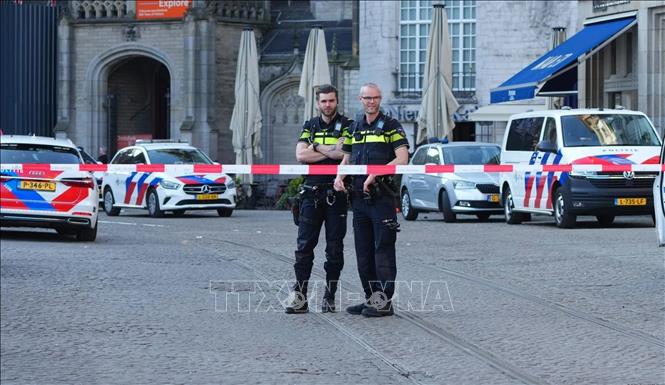 Cảnh sát Hà Lan phong toả hiện trường vụ tấn công bằng dao tại quảng trường thành phố Amsterdam ngày 27/3/2025. Ảnh: AP/TTXVN