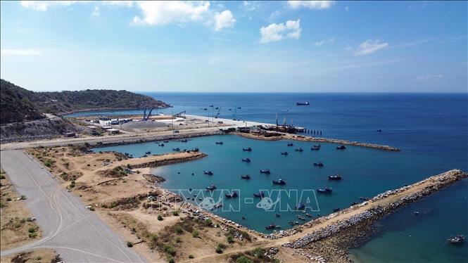 Cảng tổng hợp Cà Ná, Ninh Thuận đang được mở rộng, nâng cấp. Ảnh: Trần Việt - TTXVN