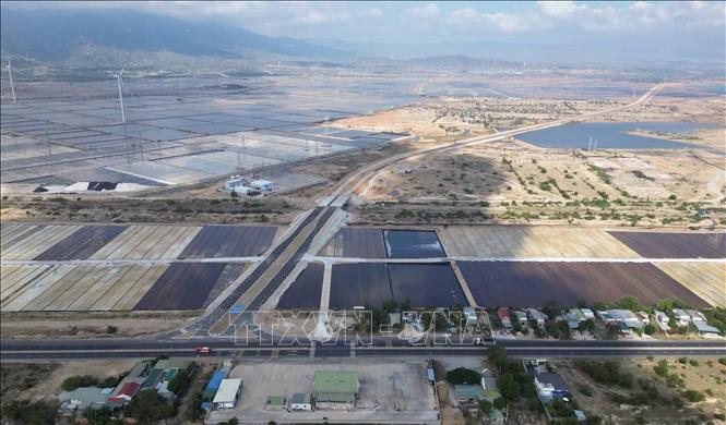 Dự án đường nối từ cao tốc Bắc-Nam với quốc lộ 1 và Cảng biển tổng hợp Cà Ná tại xã Phước Minh, huyện Thuận Nam dự kiến hoàn thành vào năm 2025, góp phần thúc đẩy Vùng kinh tế trọng điểm phía nam của tỉnh Ninh Thuận. Ảnh: Minh Quyết - TTXVN