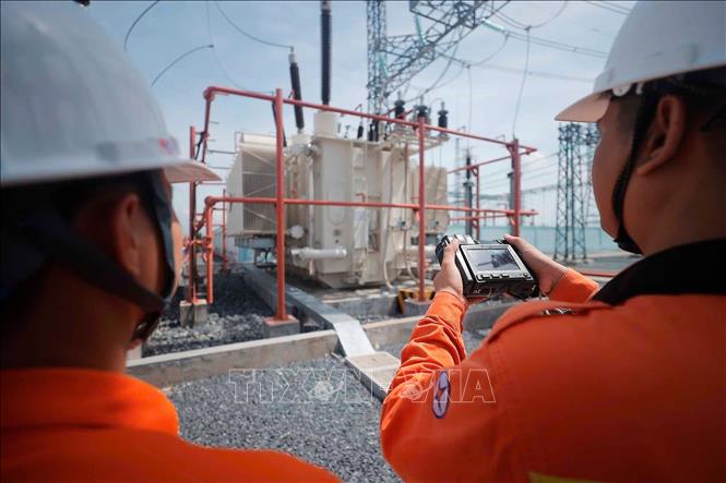 Sử dụng thiết bị soi phát nhiệt tại Trạm biến áp 220kV Ninh Phước (xã Phước Hữu, huyện Ninh Phước, tỉnh Ninh Thuận). Ảnh: Minh Quyết - TTXVN
