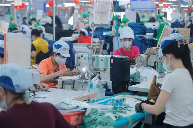 Công ty TNHH May Tiến Thuận, phường Mỹ Bình, thành phố Phan Rang - Tháp Chàm, Ninh Thuận chuyên may quần, áo jacket, thể thao...xuất khẩu sang thị trường Mỹ, Canada..., ổn định việc làm và đảm bảo quyền lợi cho hàng ngàn lao động. Ảnh: Minh Quyết - TTXVN