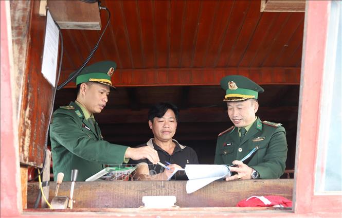 Local fishermen sign commitment to fight IUU fishing. VNA Photo: Văn Tý